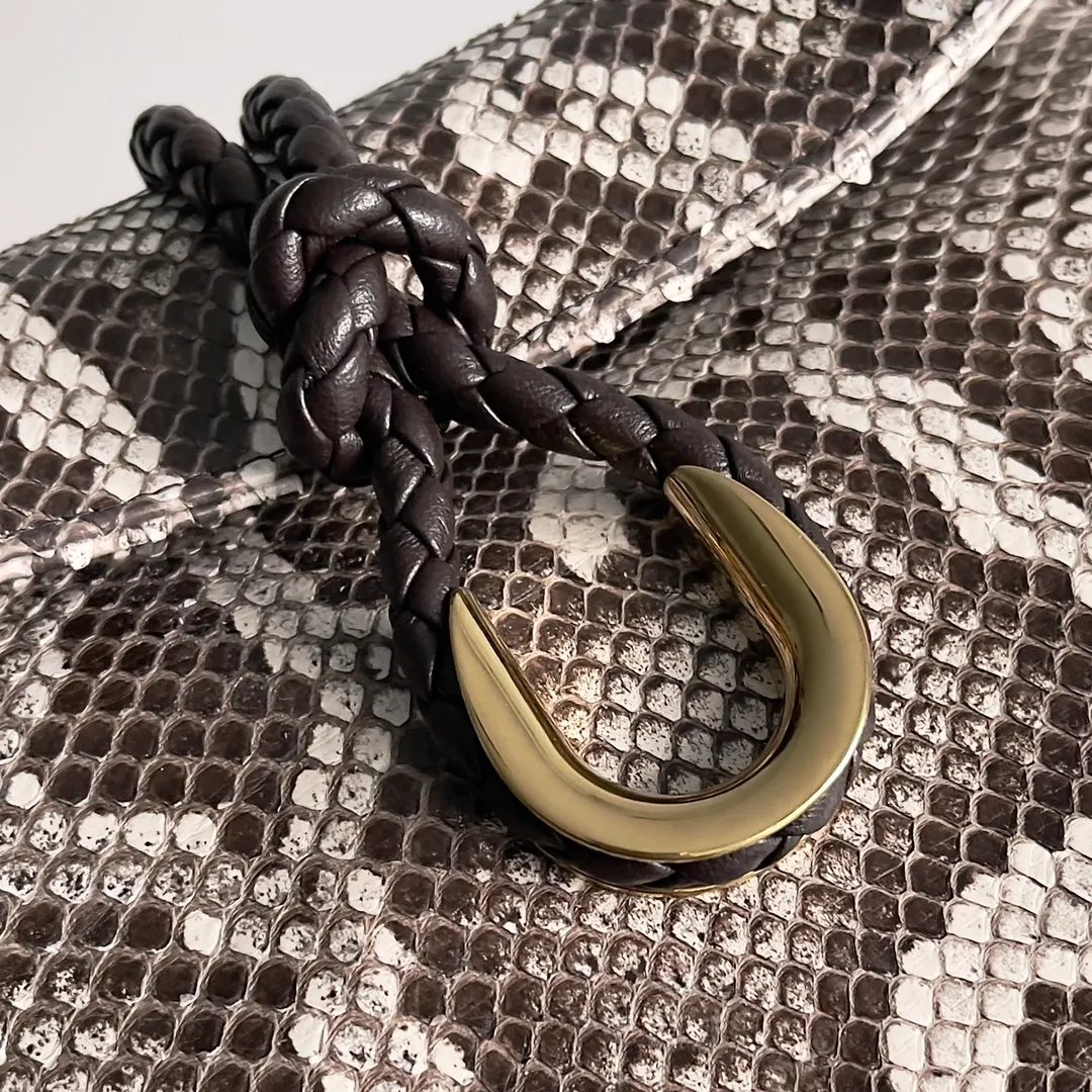 Batch 3960 BOTTEGA VENETA women's crossbody bag The rich version of Liberta is new, with gentle yet tough knitted beauty and wild python skin 🐍 This is a fashion exclusive for successful ladies who pursue wild beauty. Each snake skin is unique and cannot be copied. It is the return of pragmatism. In the winter of 2024, it is mostly worn cross-body Mainly large capacity, Liberta has a single layer inside, a wide opening, and a zipper-free design, which corresponds to the meaning of its name. It is free and not restricted. The advantage of "large single room" is that it is easy to find items when the clothes are complicated in winter. It can be held in hand or carried on the shoulder to adapt to various occasions. Style number: 806034 Size: 30*20*8cm